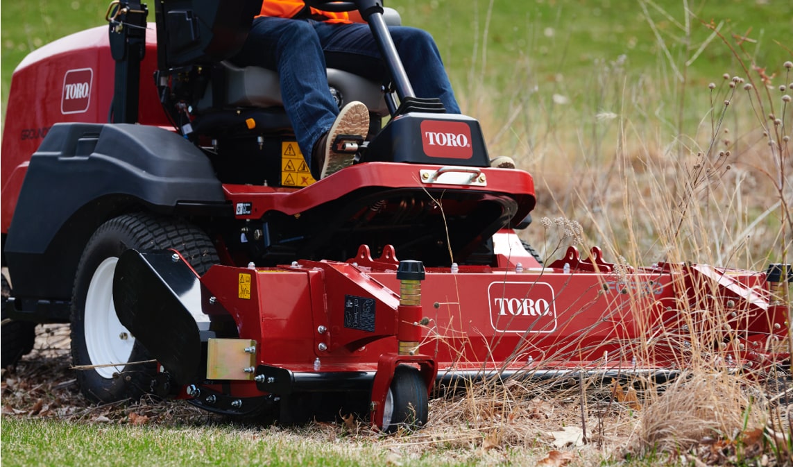 Close up of the front mower of the Toro Groundsmaster 3300