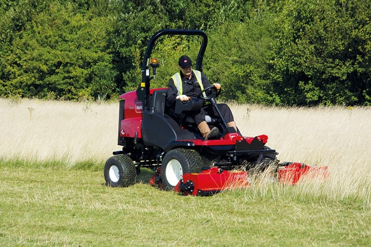 Toro LT-F3000 cutting long grass.