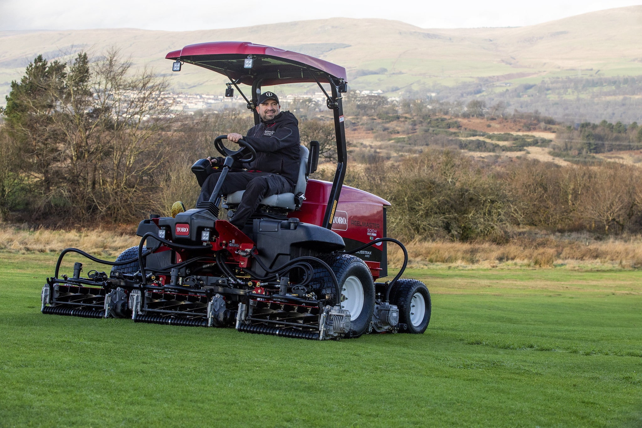 Course Manager Richard's first step towards going electric was with the hybrid Reelmaster 5010-H, seen here.